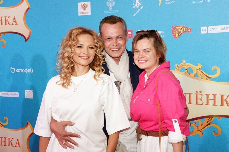 Тут как раз с женой и старшей дочкой Викой