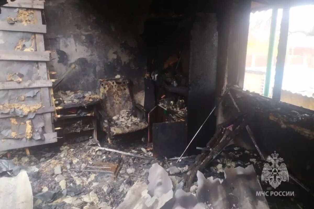    Под Ростовом крыша многоквартирки сгорела из-за замыкания