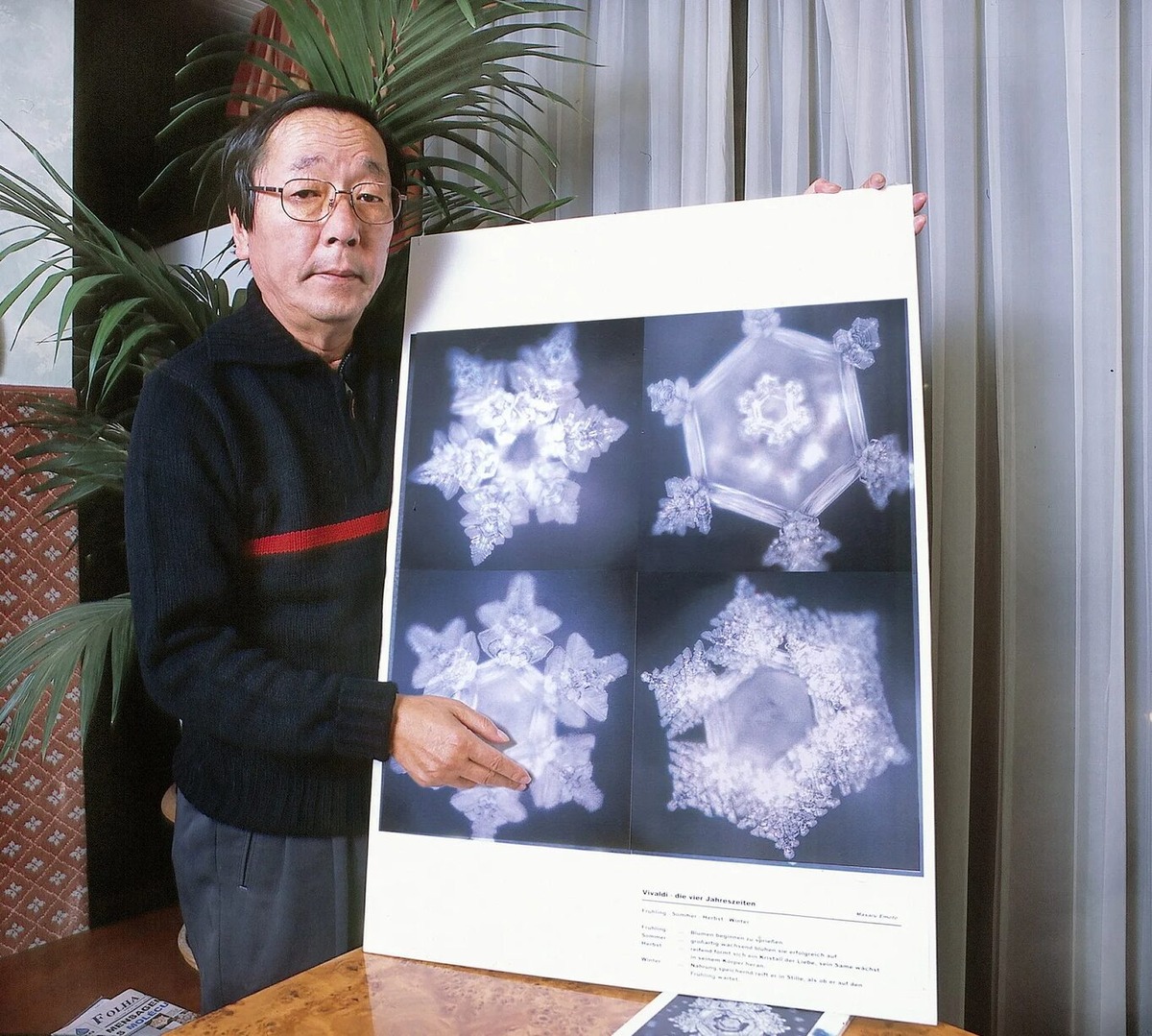 Масару Эмото демонстрирует фото кристаллов заговоренного льда. 