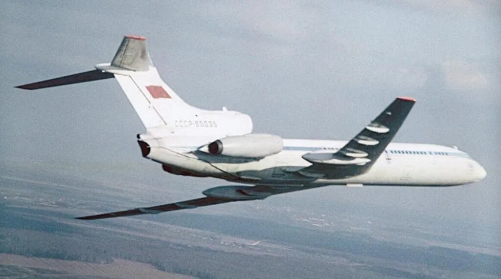 Пока весь мир только мечтает, в СССР 15 апреля 1988 начались лётные испытания экспериментального самолёта Ту-155 с криогенным двигателем «НК-88», который летал в том числе на жидком водороде. И всё работало! Союз доказал, что водородная авиация — это не фантастика, а реальность. Технологию можно развивать и совершенствовать.