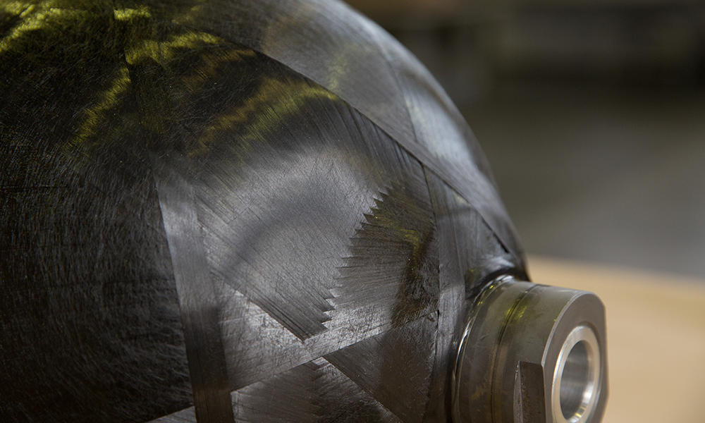 Лейнер (внутренний герметизирующий слой баллона) сделан из алюминиевого сплава, а упрочняющая обмотка — ​из углеродного волокна.