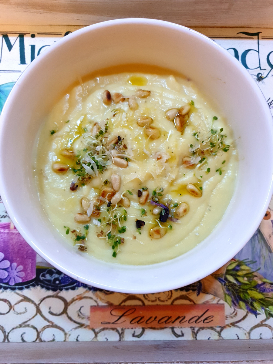 Когда на улице холодно, хочется съесть согревающего и питательного супчикапримерно такого, как этот😊