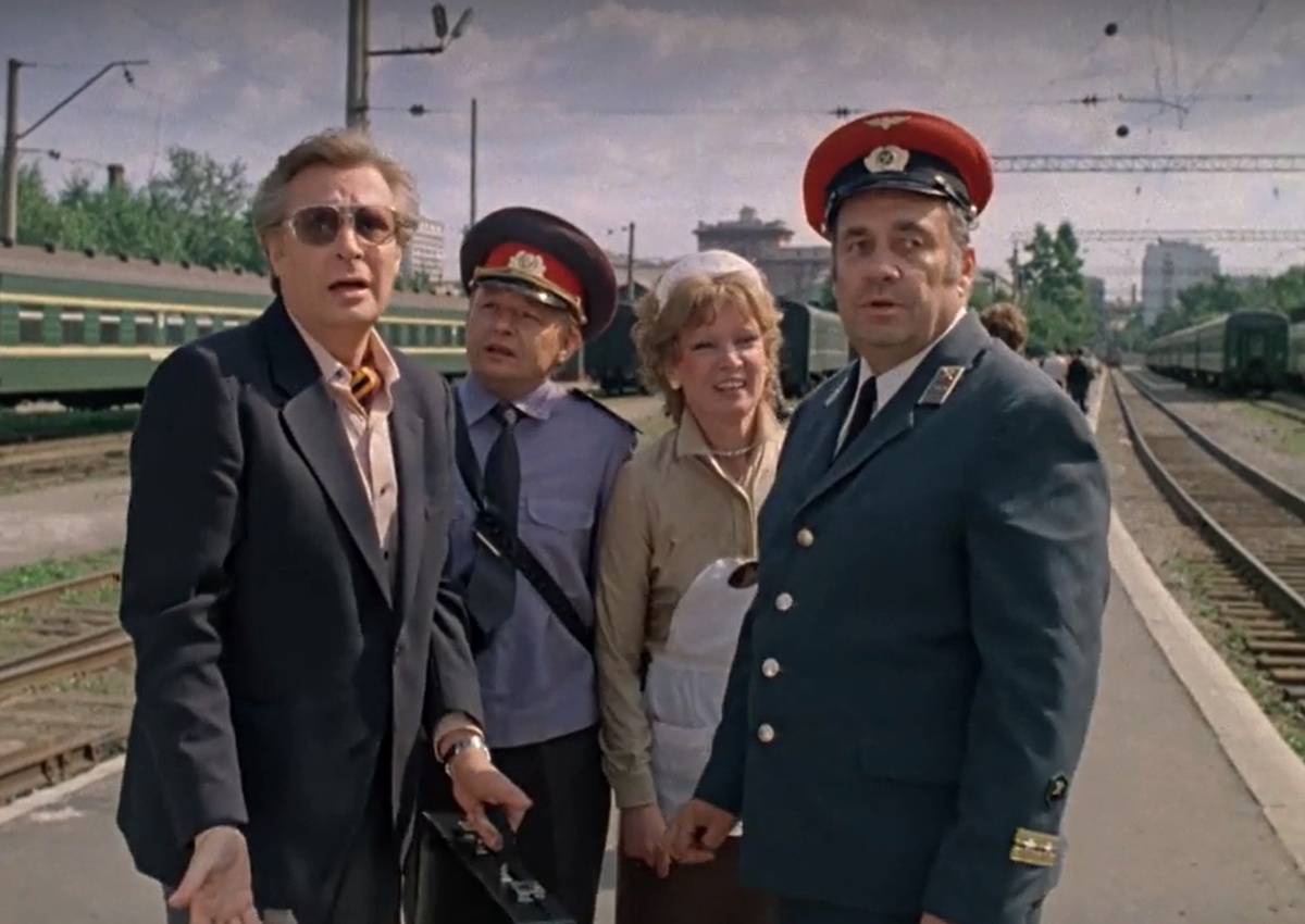 Кадр из кинофильма "Вокзал для двоих", 1982 г., режиссер Эльдар Рязанов, сценаристы Эмиль Брагинский, Эльдар Рязанов, композитор Андрей Петров (скриншот)