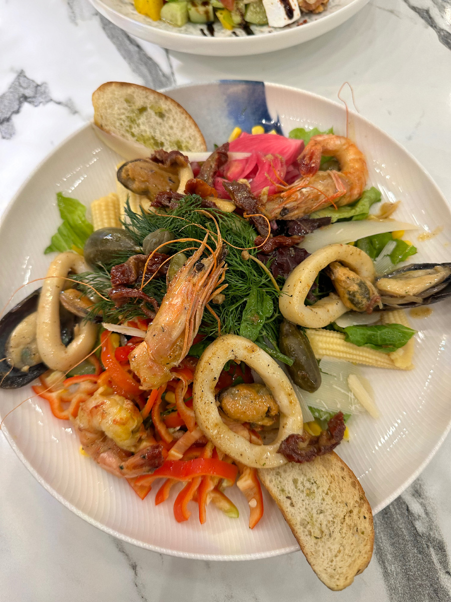 Хорошие продукты- это очень и очень важно. Еще я обожаю сыр, молоко, фрукты, икру, творог, супы. 