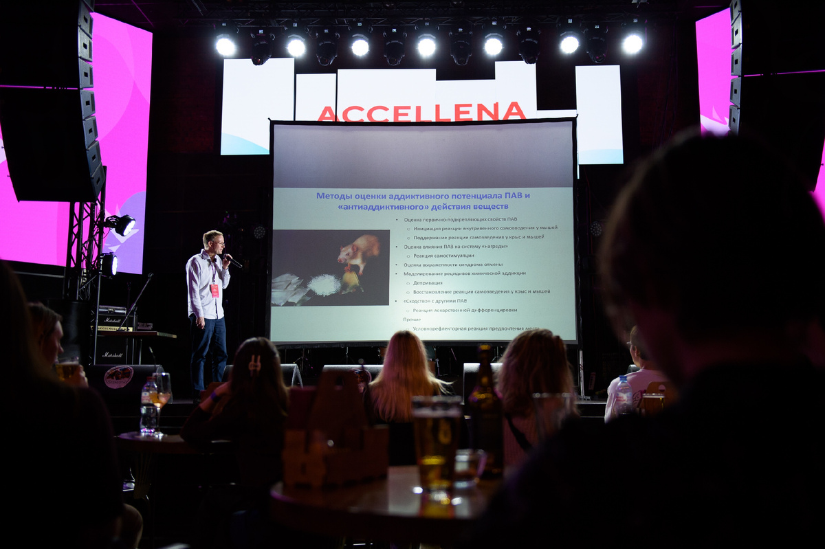 Доклад И.М. Суханова  "От лекарства до наркотика: шаг или пропасть? Оценка аддиктивного потенциала фармакологических веществ в доклинике". Фото с мероприятия StereotaX4 (https://stereotax.info/)