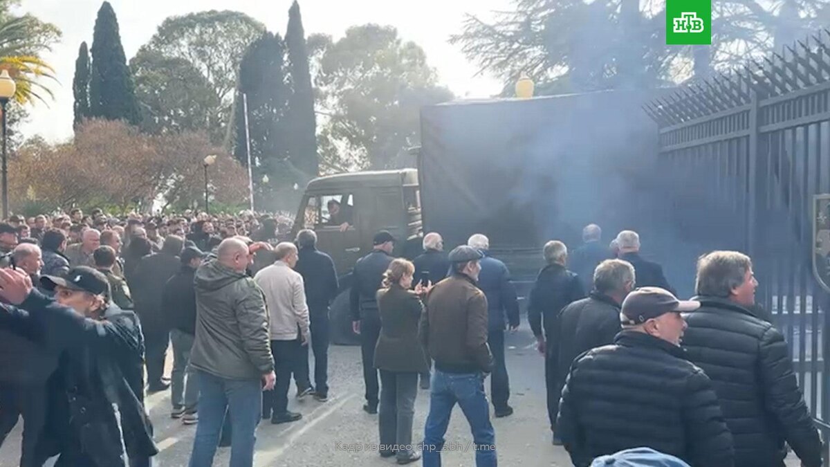    Протестующие на грузовике протаранили ворота парламента Абхазии