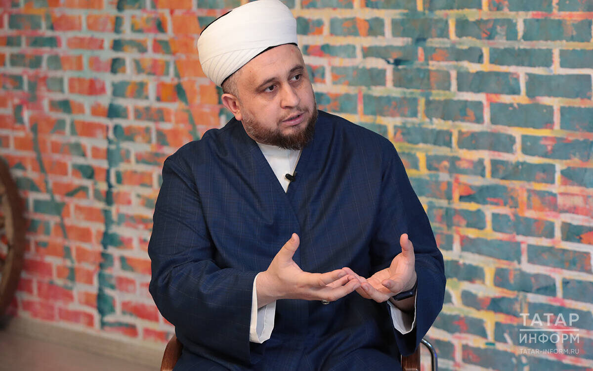 Рустам хазрат Хайруллин: «Иногда мы видим в человеке дисбаланс – он что-то ищет и не может найти, но душа подсознательно помнит, что она давала клятву Всевышнему, и возникает диссонанс». Фото: © Рамиль Гали / «Татар-информ»