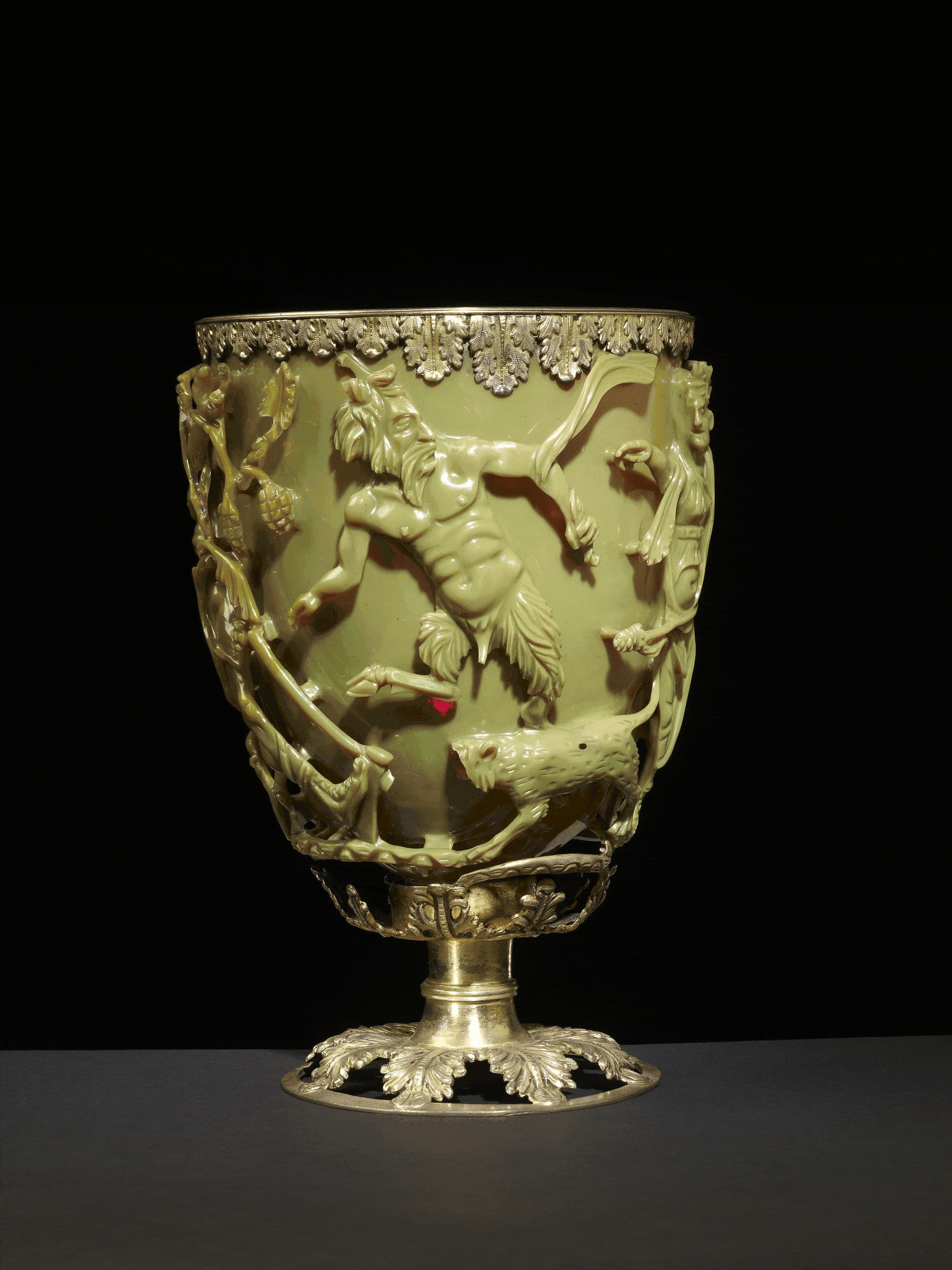 Меняет цвет в зависимости от расположения источника света. Источник: britishmuseum.org