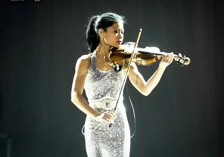 Ванесса Мэй на концерте. Источник: https://avatars.mds.yandex.net/get-entity_search/5396454/924302492/S600xU_2x