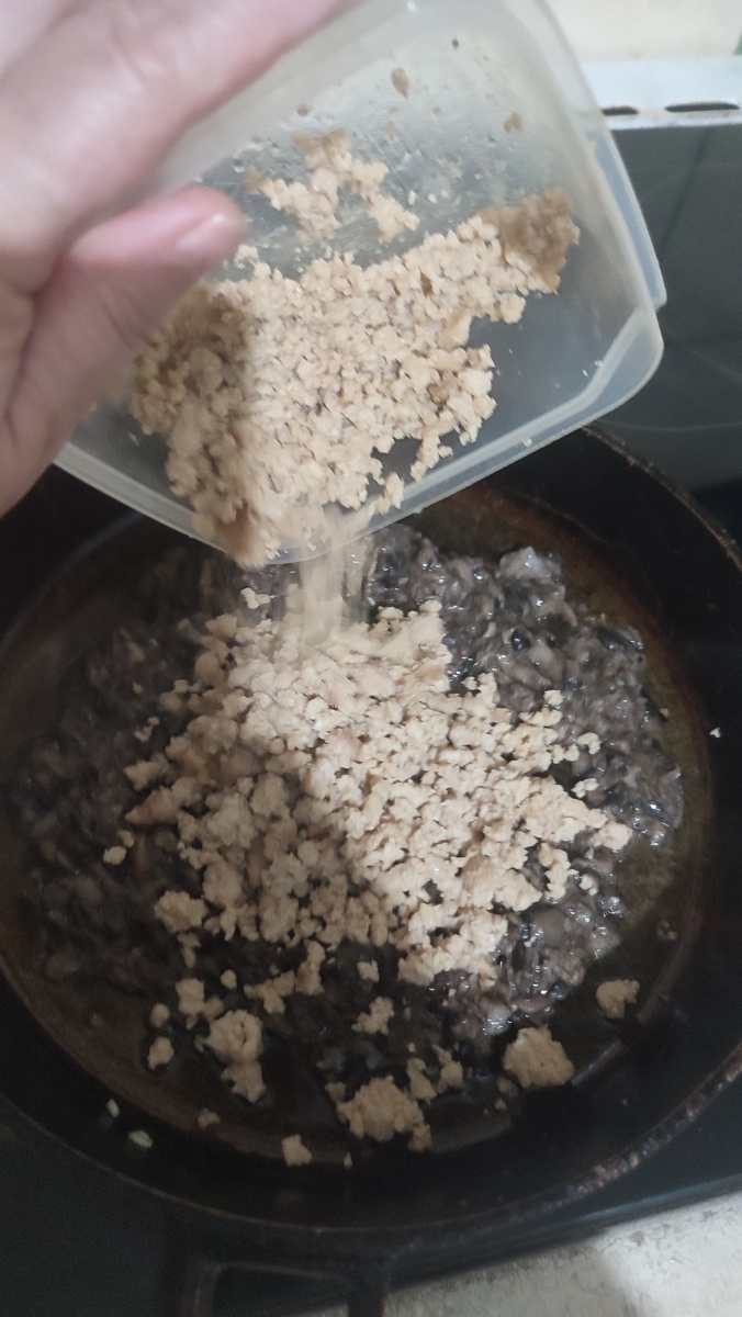 Обжариваем грибы. 