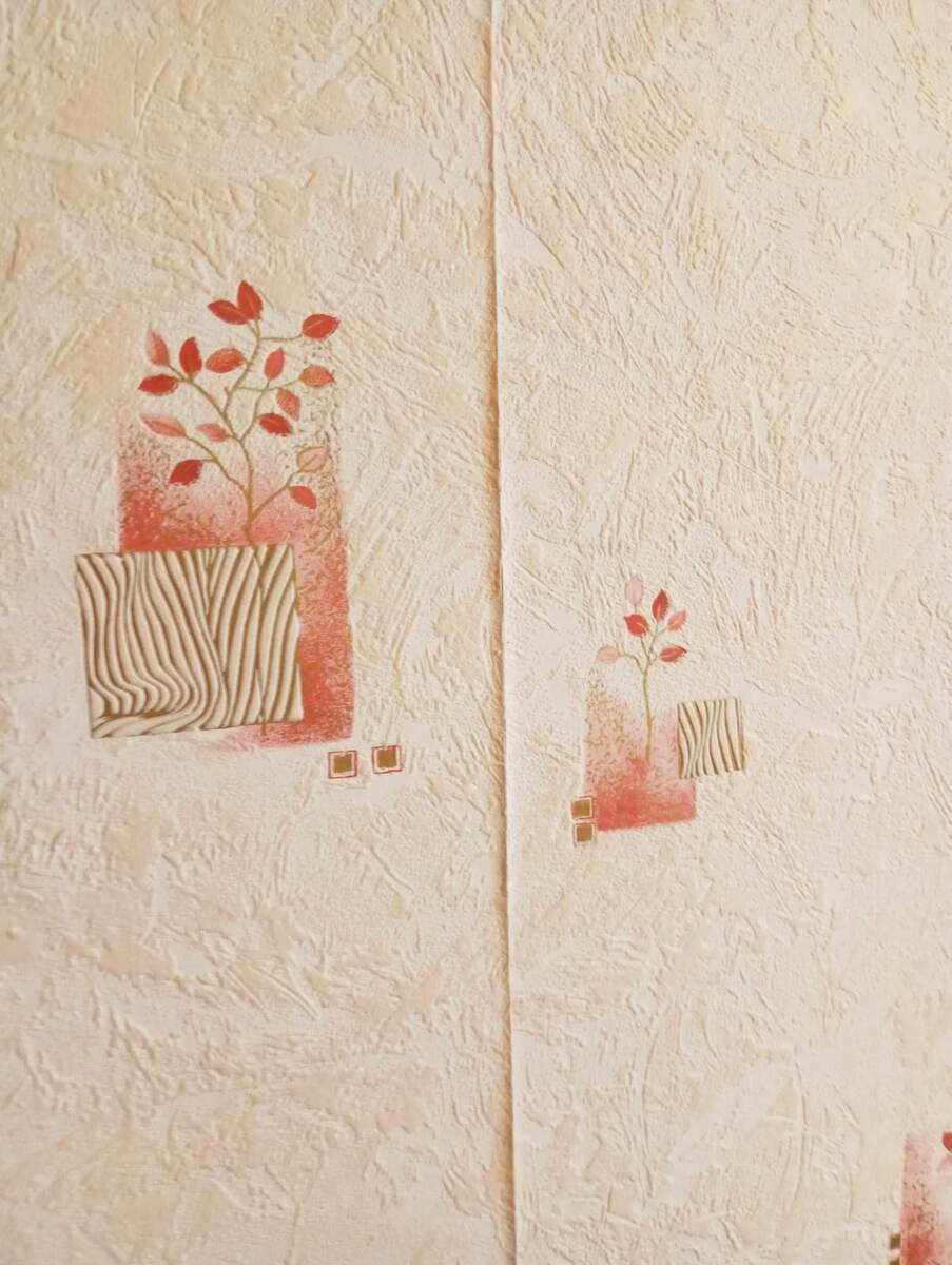 Фото 1. Отклеенные стыки обоев