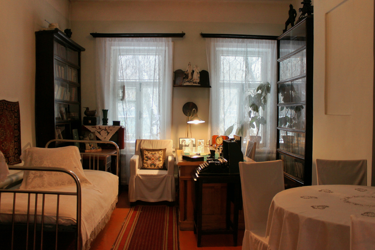 Фото автора. Рабочий кабинет П.П. Бажова и одновременно спальня супругов. 