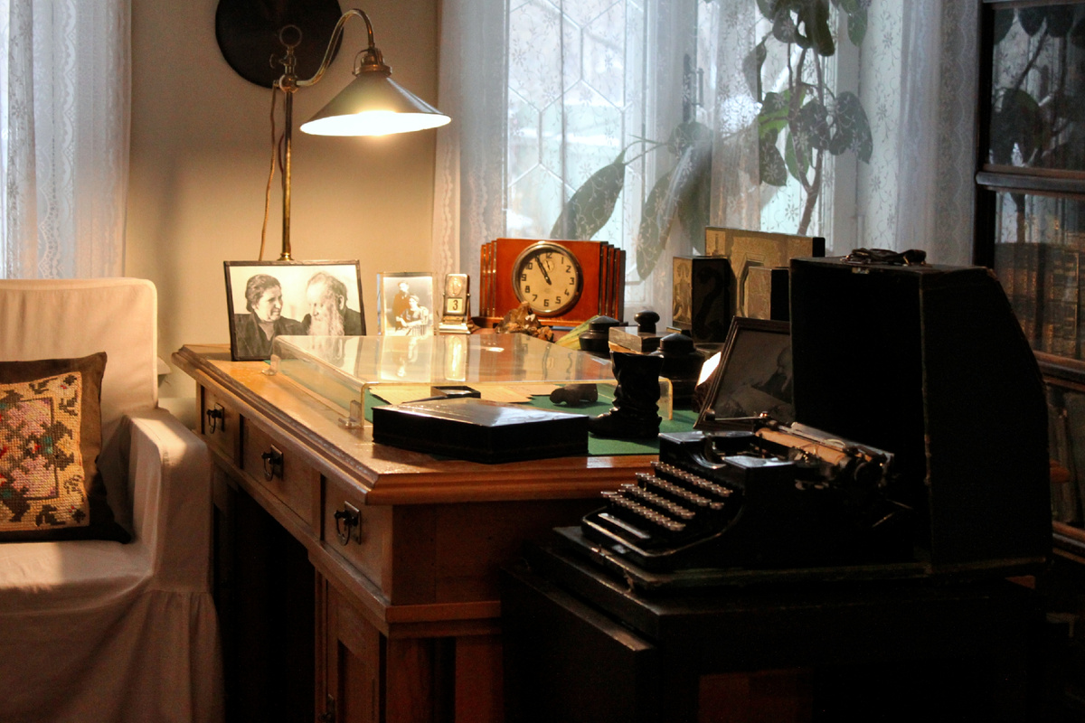 Фото автора. Рабочий кабинет Бажова, в котором так же распологалась спальня супругов.