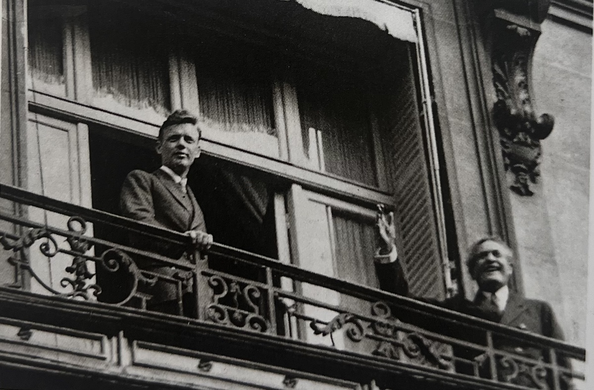 Линдберг с американским послом Майроном Т. Херриком на балконе американского посольства в Париже.