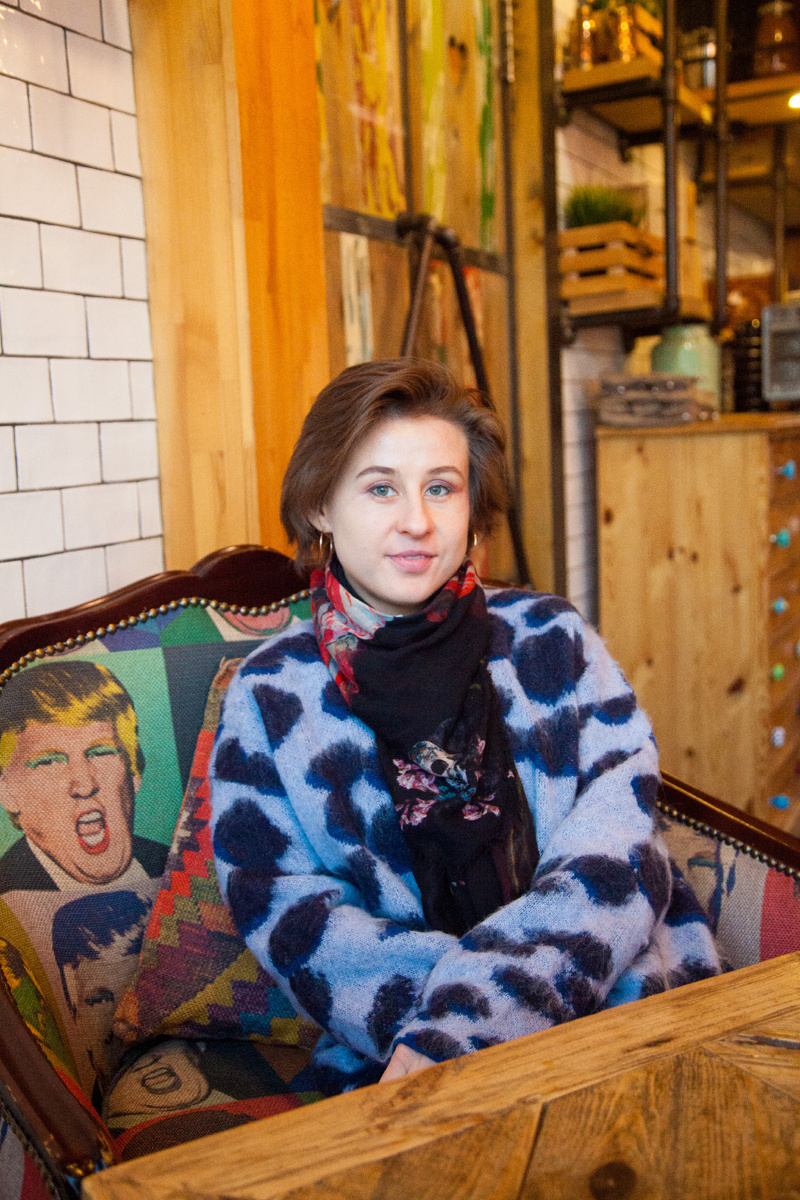 Это уже посвежее фото, 21 года. Интересно, что этот свитер я одолжила у мамы именно по той причине, что написала ниже. Зацените кстати, кто там на заднем фоне. 