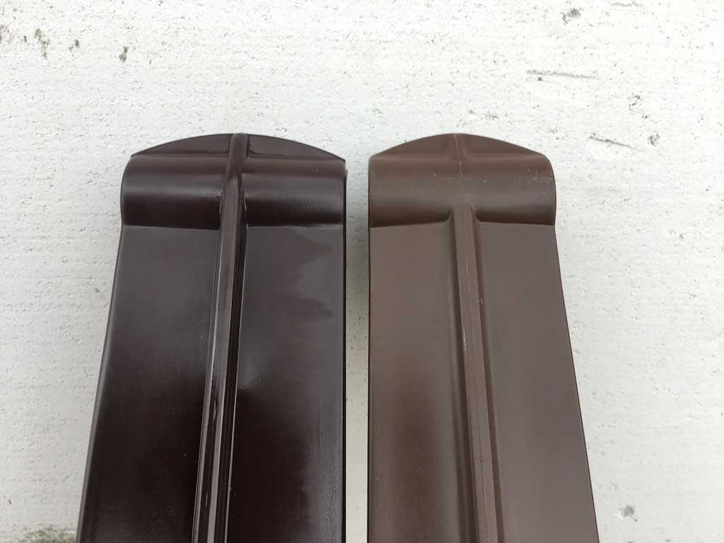 Кронштейн АЛМАРТА ( слево) и кронштейн аналогичного козырька (с право).