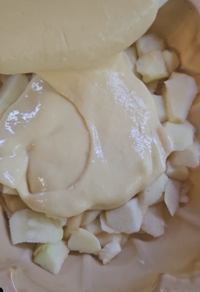 Заливаем яблоки тестом