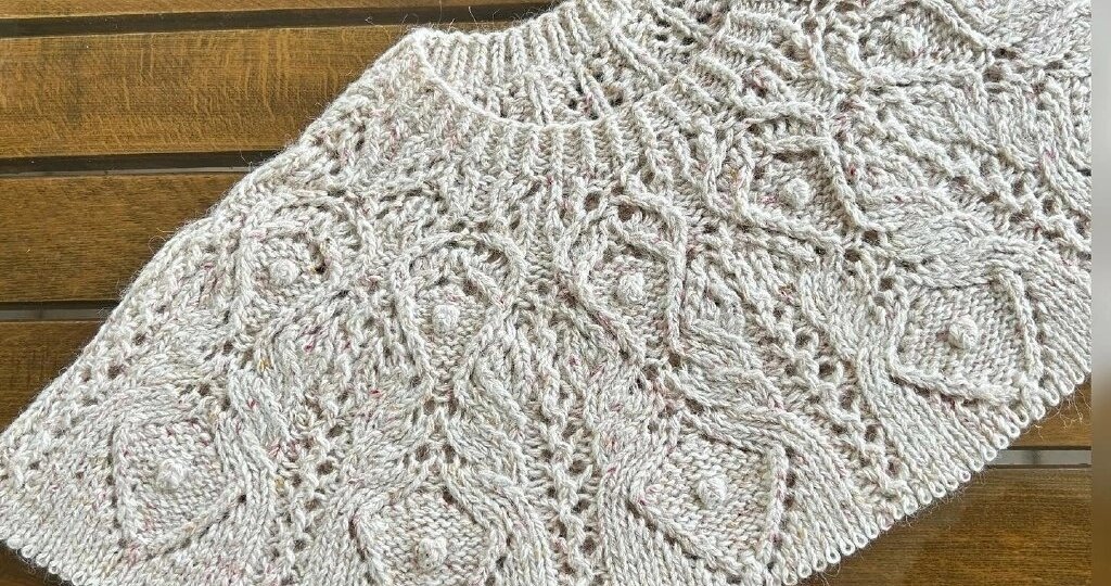 Круглая кокетка спицами, подборка со схемами.