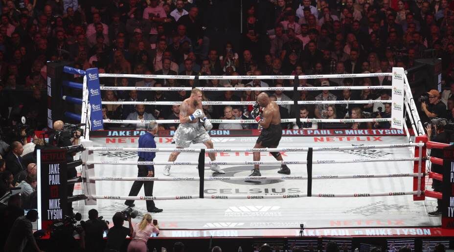    Бой ветерана Майка Тайсон стал большим событием в мире бокса. Фото: Reuters