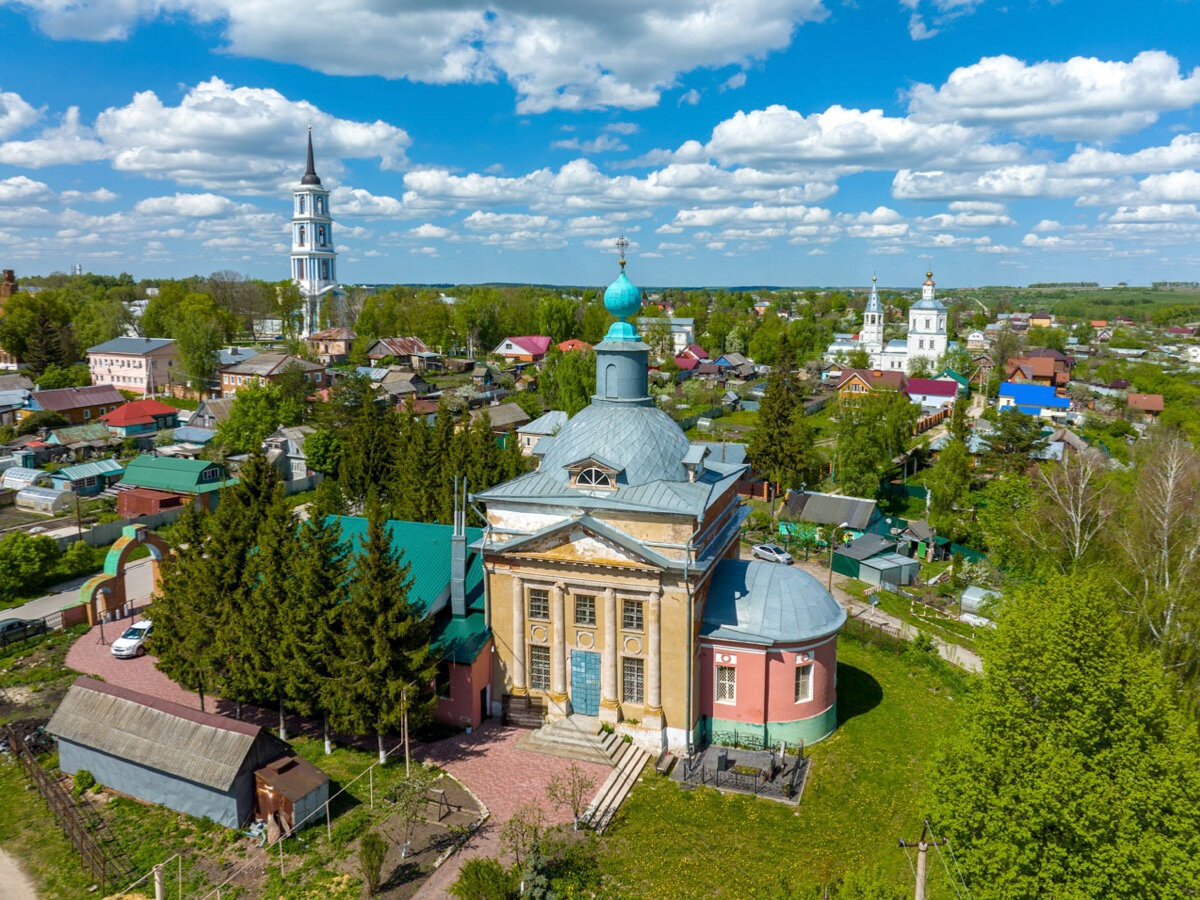 Сейчас Венёв гремит на всю Тульскую область благодаря долгожданному открытию Николаевской колокольни, но здесь и без неё есть на что посмотреть. Несмотря на небольшой размер городка, здесь сохранилось множество интересных храмов и церквей — чего стоит один только собор Воскресения Христова