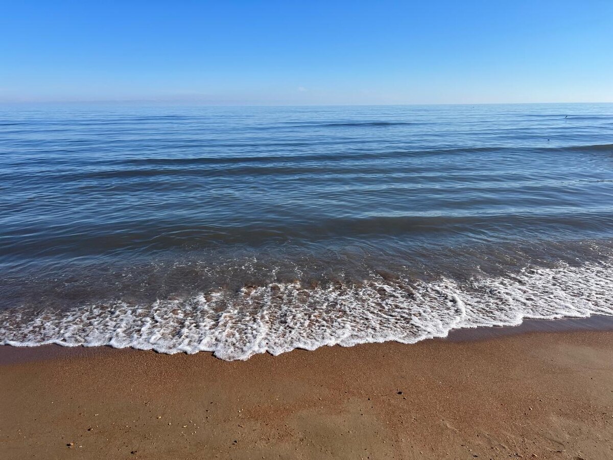 Каспийское море, красивое, чистое, но мелкое.
