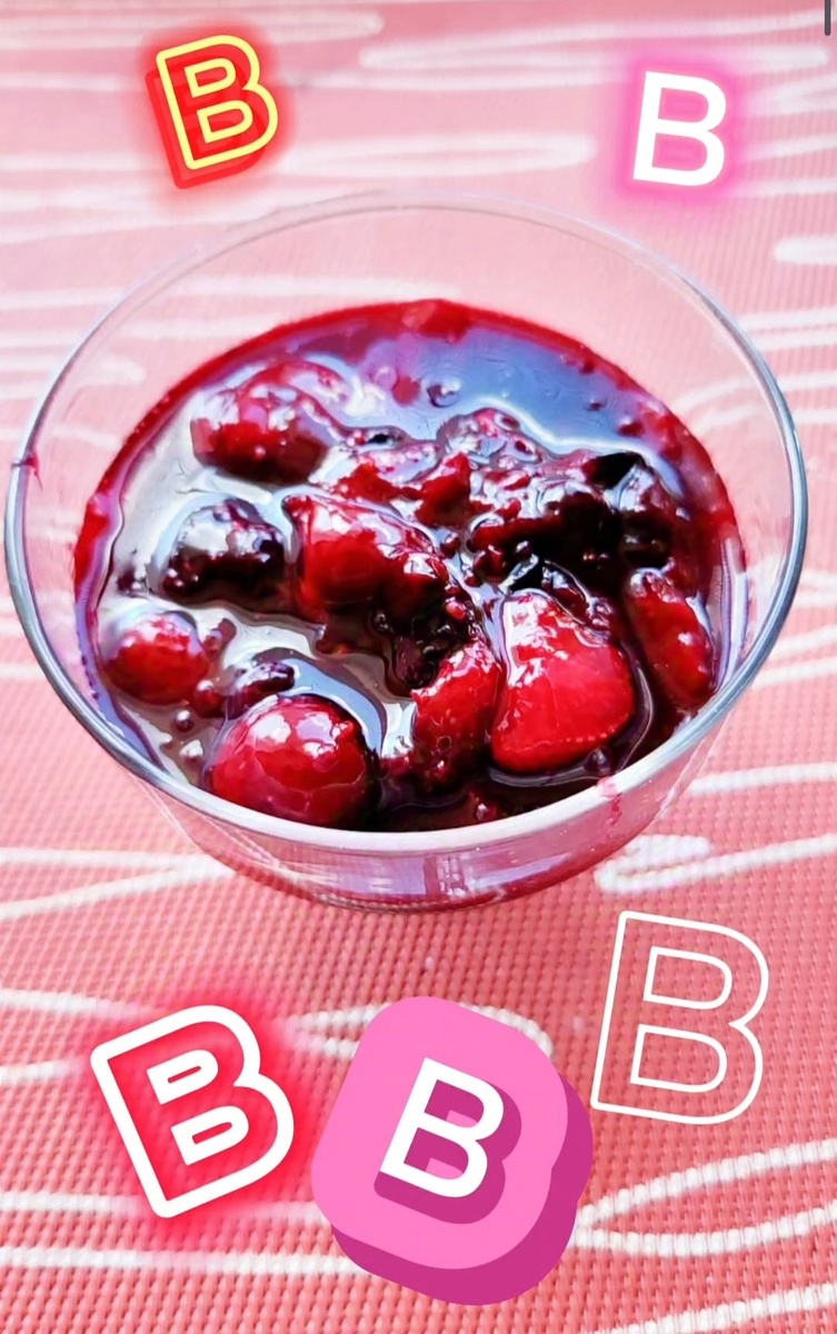 В этот раз для тренинга я выбрала вишнёвое варенье в вазочке. 