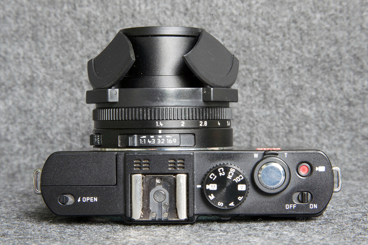 Leica D-Lux 6 с автоматической крышкой объектива