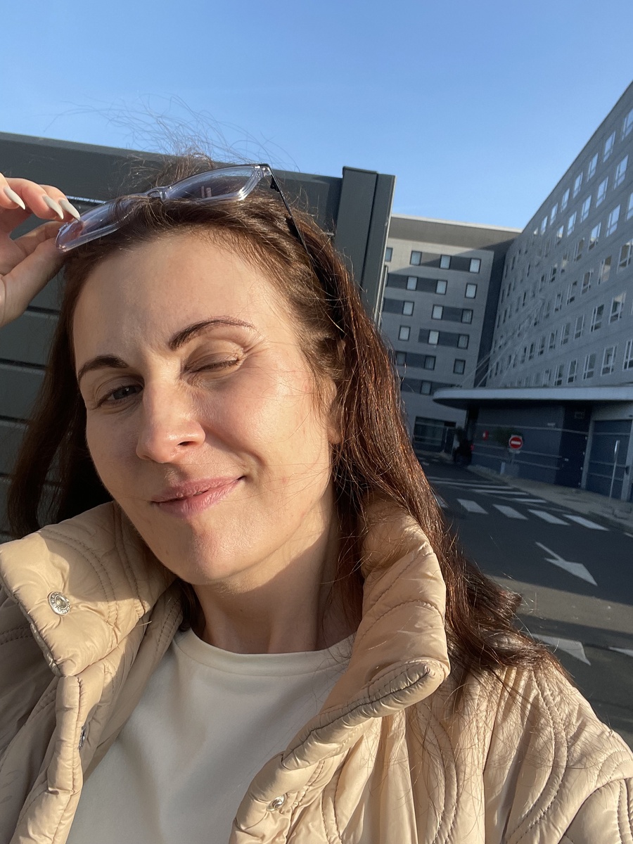 9 часов перелета позади, бессонная ночь, нервы на границе… все это ничто по сравнению с радостью, что я в Париже 💕