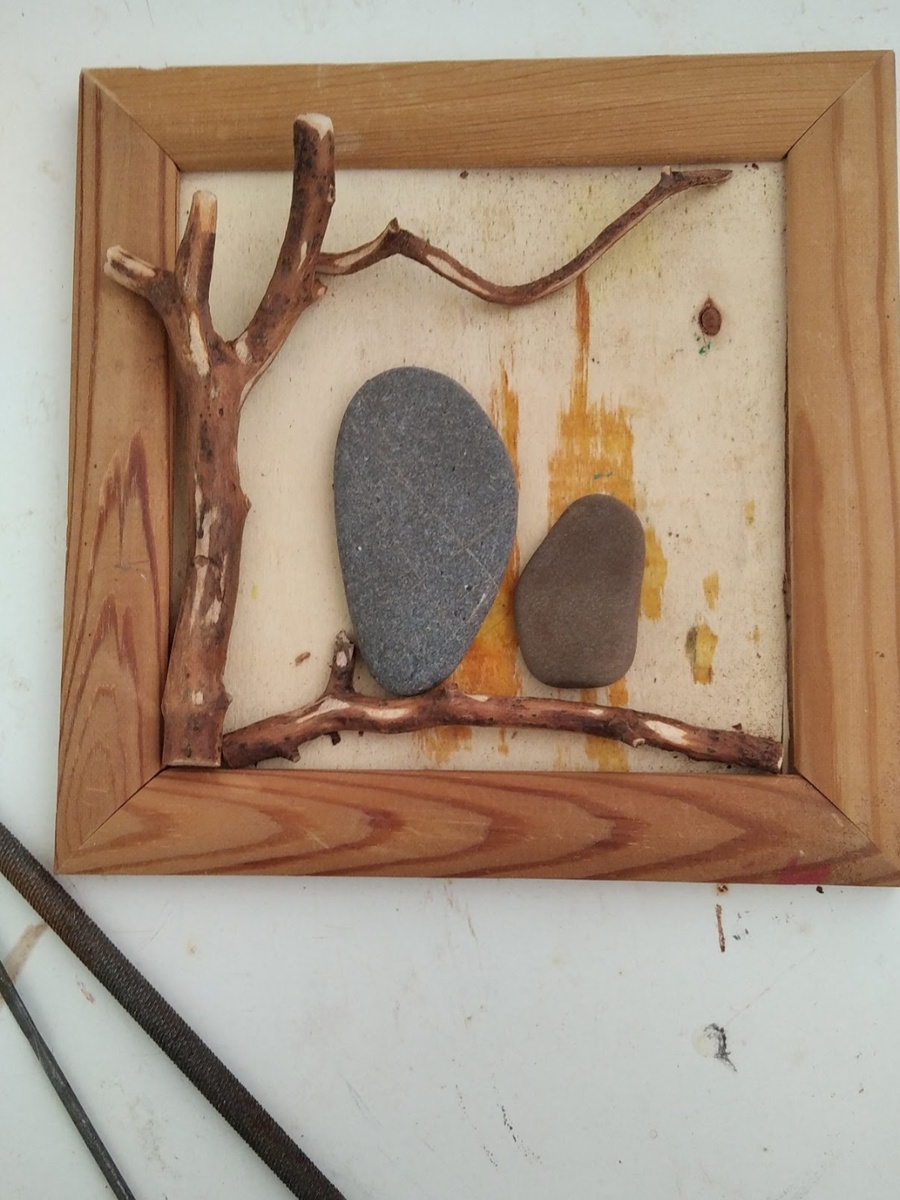 Вот заготовки - веточки, гальки, фанера для фона и рамка. 