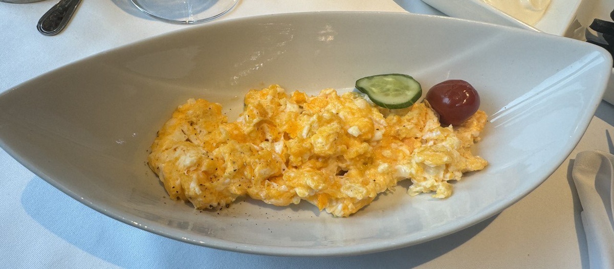 Яичница-болтунья по-русски: солим яйца в самом начале приготовления блюда