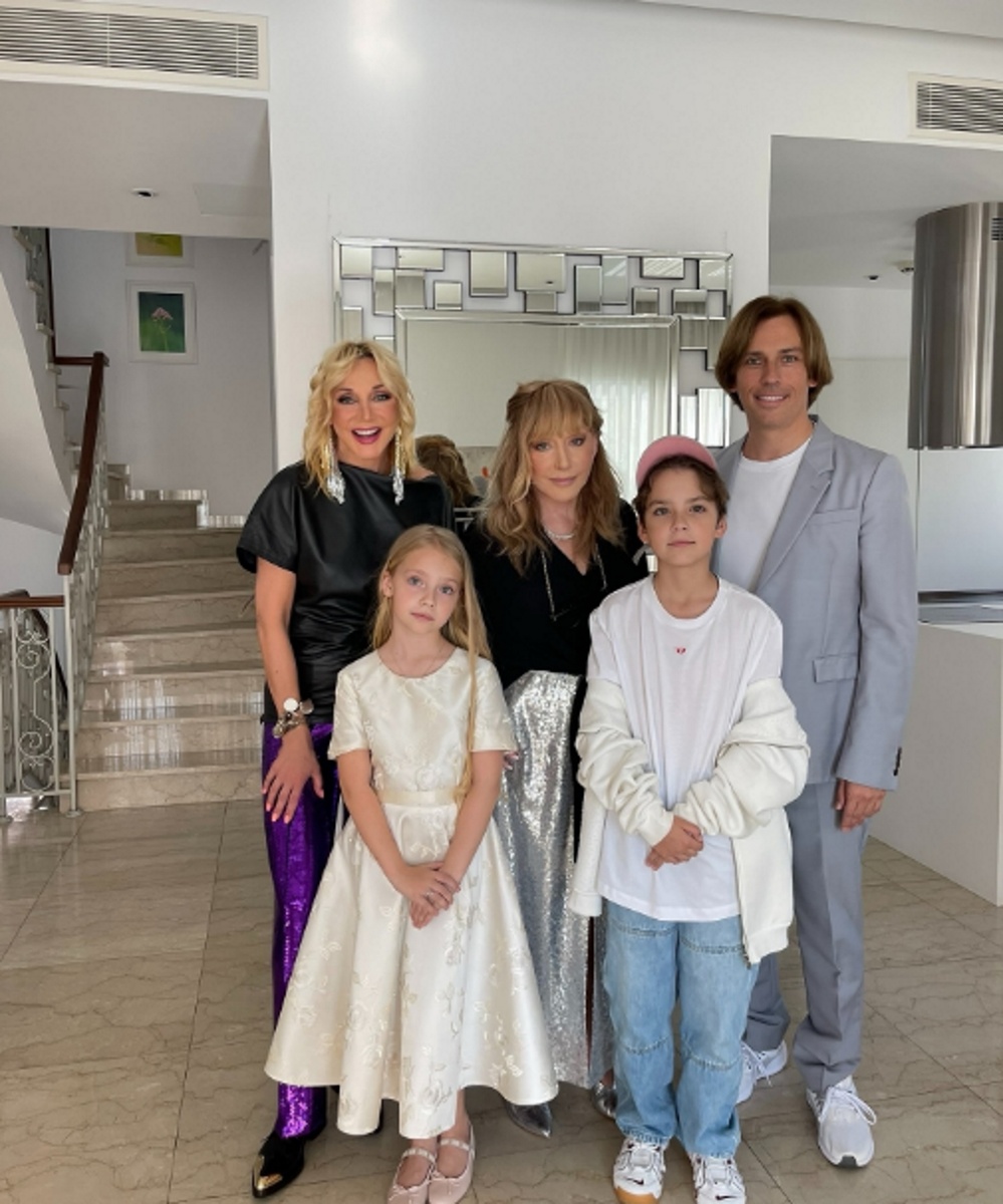 Алла Пугачева с дочкой Кристиной Орбакайте, Максимом Галкиным* и двойняшками Гарри и Лизой. Фото: соцсети