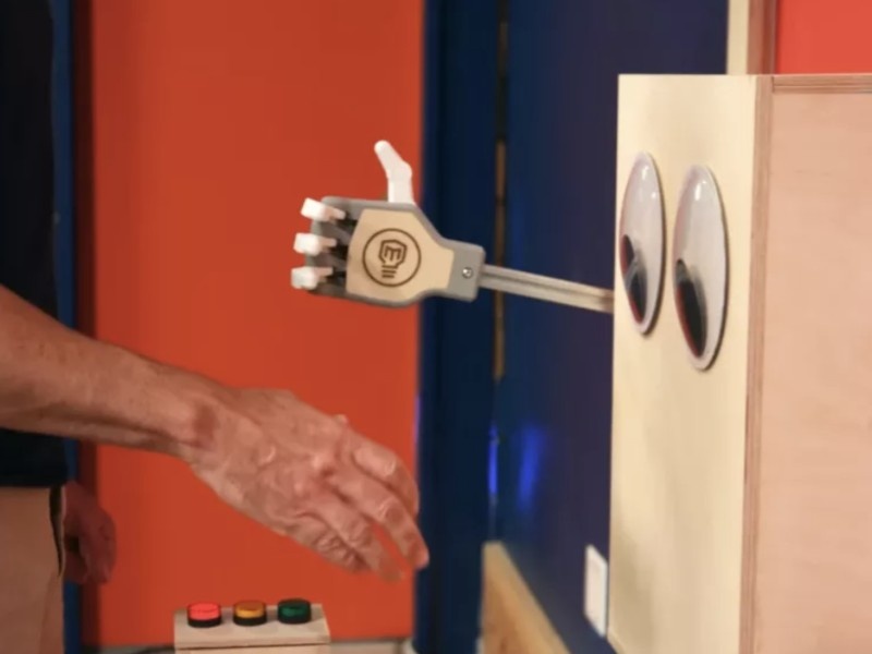    Экс-инженер NASA создал непобедимого робота для игры в «Камень, ножницы, бумага»