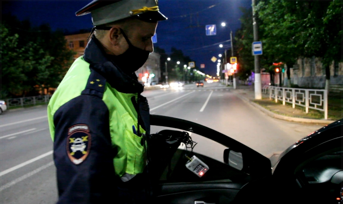 Остановка машины на дороге Фото: tverigrad.ru