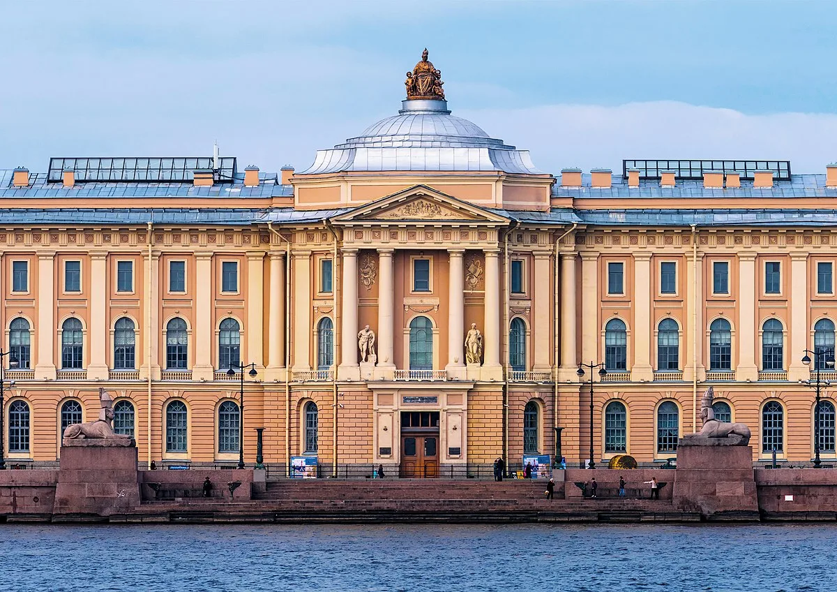Академия художеств. Фото с сайта https://ru.wikipedia.org/wiki/Файл:Imperial_Academy_of_Arts._Quay_with_Sphinxes.jpg. Взято с Яндекс.Картинки