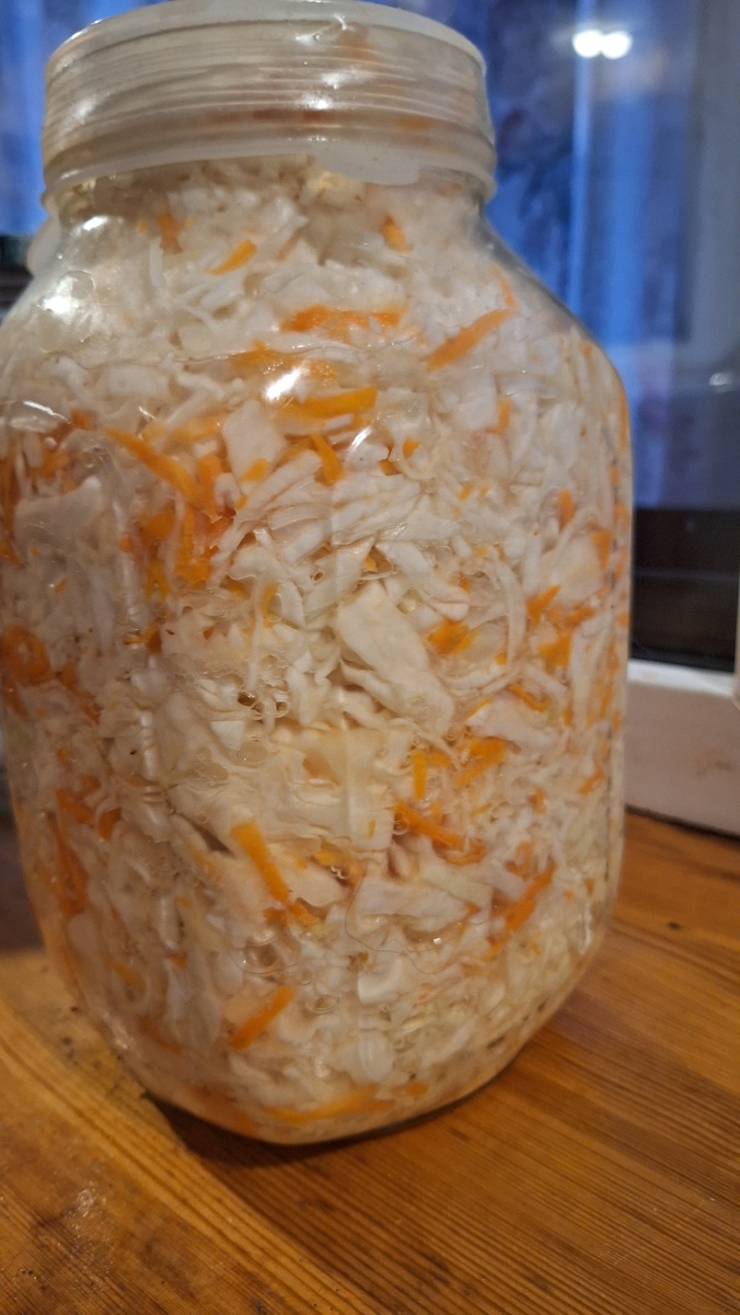 Мамина капустка,  одну баночку уже укушали 