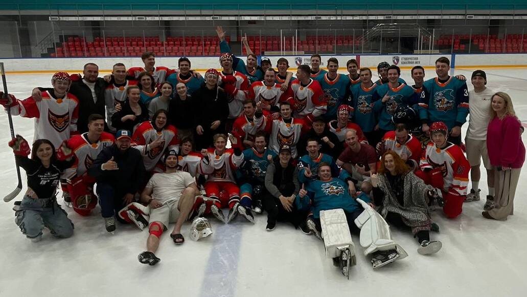 Хоккей – это не просто спорт, это искусство, требующее полной самоотдачи и многогранности. Именно таким спортсменом является Лев Чернулич, вратарь команды «Медведи» в RHL. Как оказалось, он не только хороший голкипер, но и талантливый актер, который сумел принять участие в съемках популярного сериала “Молодёжка”. 
Лев начал заниматься хоккеем еще в детстве. На коньки он встал в возрасте семи лет и сразу же почувствовал тягу к этому виду спорта. Начинал он как полевой игрок, вдохновленный игрой команды «Южный Урал» из родного города Орска. Однако со временем понял, что его призвание – стоять на воротах. В свои 11 лет он окончательно определился с выбором, когда команда "Витязь" из Подольска нуждалась в голкипере.

После первых шагов в хоккее, Лев продолжал совершенствоваться, переходя из одной команды в другую. Хоккеист играл за «Алмаз» в МХЛ, затем отправился в Чехов, где получил возможность тренироваться вместе с командой МХЛ «Русские Витязи».

“В один вечер, перед Новым годом, было много болезней в клубе и меня позвали на тренировку в Подольск с командой КХЛ. Было интересно, но сложилось так, что после сезона я уехал в НМХЛ – новочебоксарский “Сокол”. Там я провел весь сезон основным вратарем. Было здорово. Запомнились очень классные болельщики, которые ездили на выездные игры. Как-то раз они приехали в Рязань. Из всего состава болельщиков — их было трое, но они перекричали всю толпу болельщиков Рязани”, — рассказывает Лев.

После успешного сезона в Новочебоксарске хоккеист перешел в команду ГУОР в Ярославле, где учился в местном университете. Однако пандемия COVID-19 внесла коррективы, сезон выдался “печальным”.

“После этого я поступил в Московский университет, где была хоккейная команда, и выступал там. В один день мне написал мой друг - вратарь и предложил попробовать себя в RHL. Ну, я недолго думая, приехал, и мне очень понравилось”, - вспоминает хоккеист.

За свою карьеру Лев добился немалых успехов. Он дважды становился чемпионом России среди школьников, выигрывал чемпионат Москвы и Московской области. Эти достижения стали подтверждением его мастерства и упорства. Любопытный факт - Лев родился под знаком зодиака “Лев”, что, возможно, предопределило его стремление к лидерству и победам.

Но даже будучи успешным хоккеистом, он нашел время для новых вызовов. Однажды его старый знакомый предложил попробовать себя в кино. Роль вратаря в популярном сериале «Молодежка» стала для него незабываемой.

В частности, надолго остался в памяти первый день съемок.

“Мы приехали на арену Мытищи, где нас встретила девушка, что занимается костюмами и отправила на грим. Нам это показалось странным, конечно, мы переглянулись с товарищем, посмеялись и пошли. Гримеры были классные девчонки, всегда на позитиве. Думаю, у них была самая сложная работа, всегда бегать за нами и где-то кому-то что-то поправлять”, - рассказывает Лев.

Его дебют в сериале «Молодежка» состоялся в качестве вратаря одной из команд. Работа над сериалом оказалась одновременно интересной и сложной.

“Это очень долгий процесс. Съемки проходили с 10 утра до 10 вечера. Очень много времени мы находились в коньках. Были дни, когда снимали движения дублеров, а затем был день, когда уже вместо дублеров были актеры. Актеры мало знакомы с хоккеем, поэтому уходило много времени на то, чтобы отснять эпизод, но было весело”, - вспоминает хоккеист.

Именно такие моменты сделали работу особенно увлекательной. Общение с актерами, участие в создании сцен – всё это оставило незабываемые впечатления. Каждый день приносил что-то новое, и каждый момент становился частью уникального опыта.

“С актерами всегда было много дублей, где-то что-то приходилось менять, где-то импровизировать прямо во время съемок. Актеры - все классные ребята, добрые, общительные, всем нравилось находиться на льду, но легко им точно не было. Для большинства это был первый опыт в хоккее. Мы даже помогали им одеваться, рассказывали какие-то фишки и так далее. Очень запоминающиеся эмоции и опыт. Было весело. Теперь смотрим, ищем себя в кадрах и вспоминаем как это было на самом деле”, - говорит хоккеист.

Сейчас Лев продолжает выступать за команду «Медведи» и мечтает о новых свершениях в спорте. Но не исключаем, что возможно в будущем мы увидим его не только на ледовой арене, но и на большом экране.
