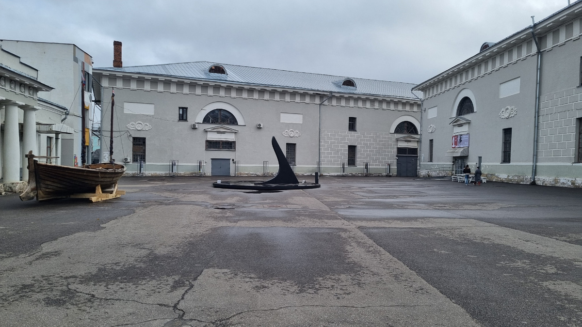 На фото: корпус №3 с основной экспозицией (прямо), корпус №1 с тематическими выставками (справа), корабль «Матера» А. Пономарева, солнечные часы В. Чернышева