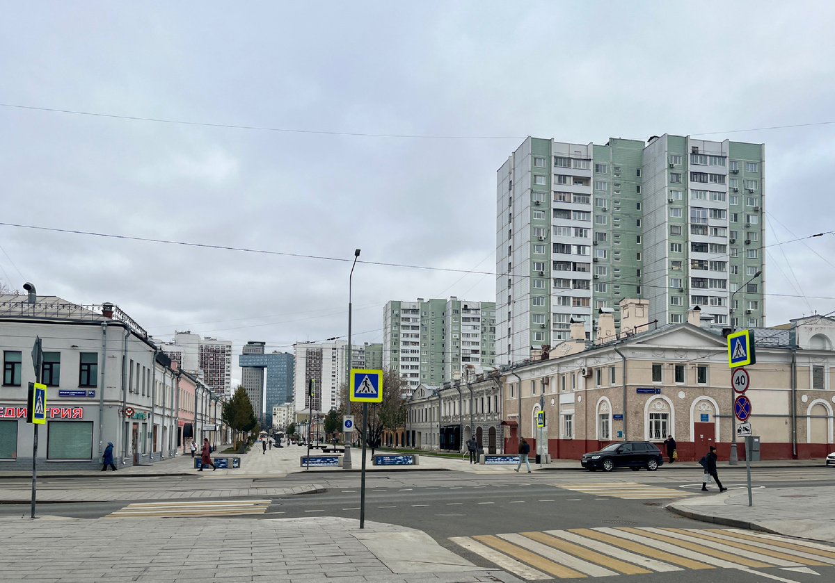 Вид с перекрёстка Малой Андроньевской улицы и Школьной улицы на пешеходную часть ул. Школьной. 