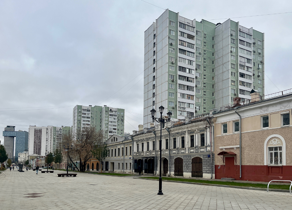 Чётная сторона Школьной улицы с контрастной застройкой XIX века и конца 1980-х.