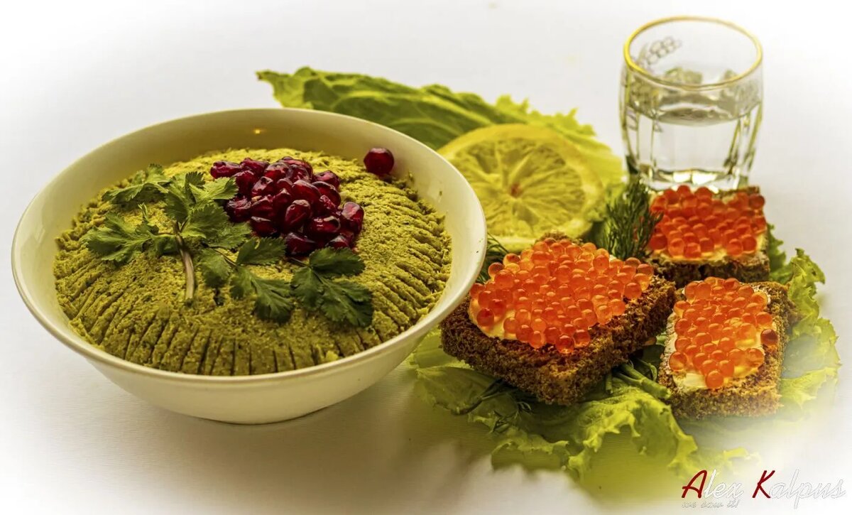 Пхали под чачу с икрой от местного орагули (лосось). 