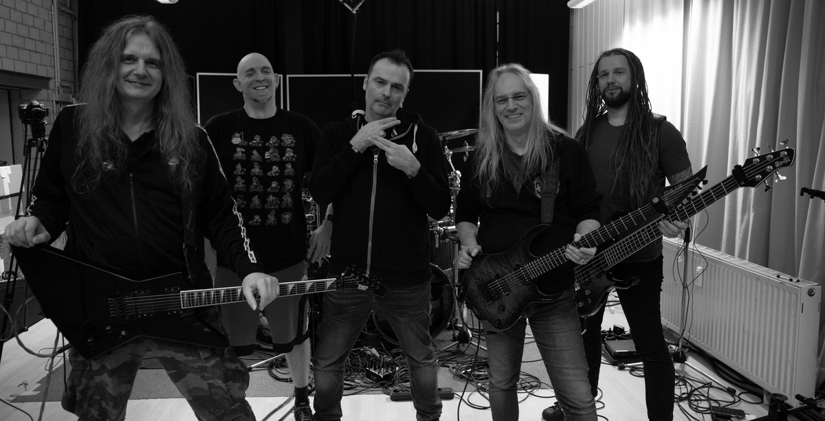 Слева направо: Андре Ольбрих - гитара; Фредерик Эмке - ударные;, Ханси Кюрш - вокал; Маркус Зипен - гитара; Йохан ван Стратум - бас.