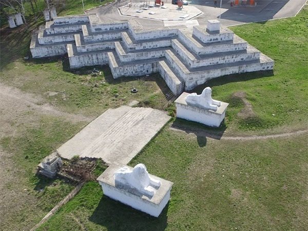 Фото из интернета, брошенный проект