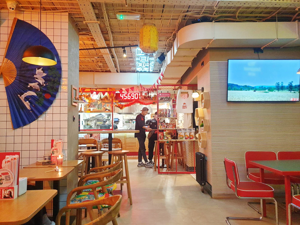 Общий вид зала кафе-лапшичной "Лан Ма"