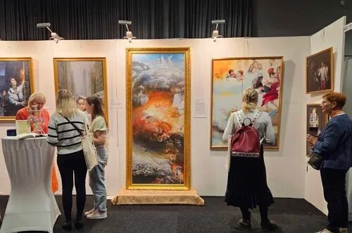 Некоторые посетители выставки захотели научиться этой практике совершенствования души и тела. (Фото: minghui.org)