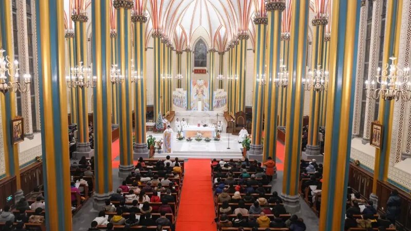 Китайские верующие посещают мессу в канун Рождества в католической церкви в Пекине 24 декабря 2018 года. (Wang Zhao/AFP/Getty Images)