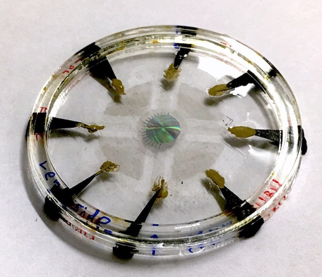 Фактическое устройство, в котором адаптивная металинза (в центре) управляется встроенными электродами из углеродных нанотрубок. 