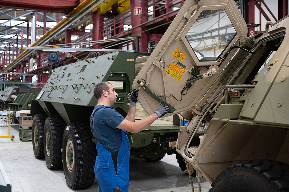 Лидеры стран ЕС договорились об увеличении инвестиций в военную промышленность. | Фото: Swen Pförtner/dpa/picture-alliance/TASS