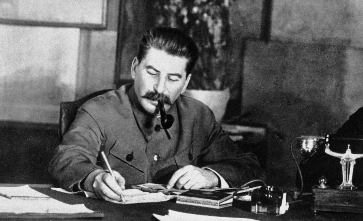 Сталин работает с документами. Источник Яндекс картинки