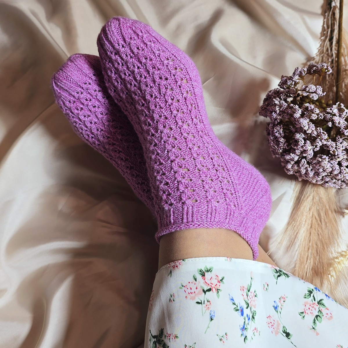 В розовых носках "Фисташка" скрещенные лицевые встречаются в резинке, узоре задней стенки пятки и убавочной линии