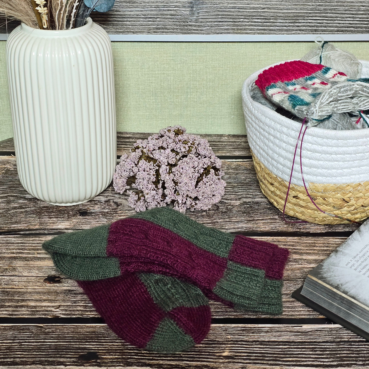 Носки в технике "Интарсия" со сменой цветных блоков. Перехлесты в жгутах вправо и влево приходилось тщательно контролировать, чтобы не ошибиться 